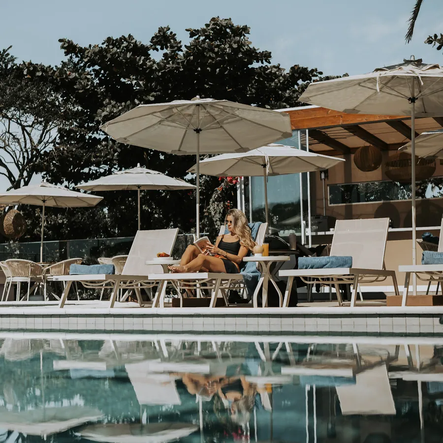 Guarda-sóis refletidos na piscina.