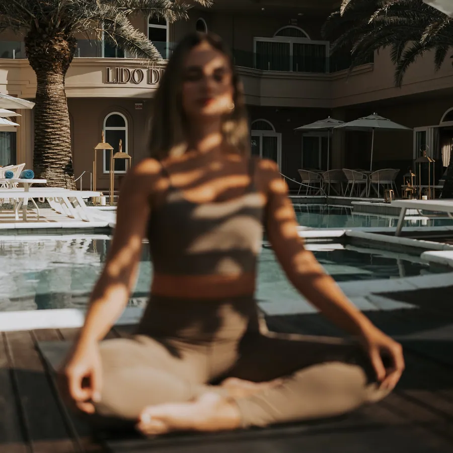 Meditação à beira da piscina.