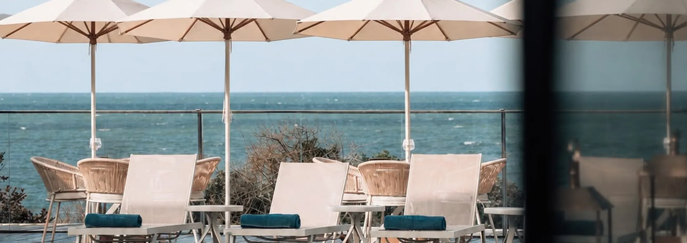 Espreguiçadeiras e guarda-sóis do Lido di Mare de frente para o mar