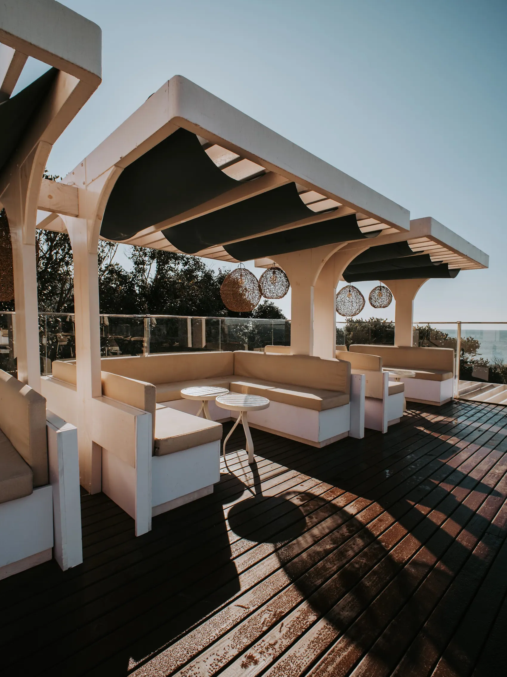 Pérgola e espreguiçadeiras no deck do Lido di Mare