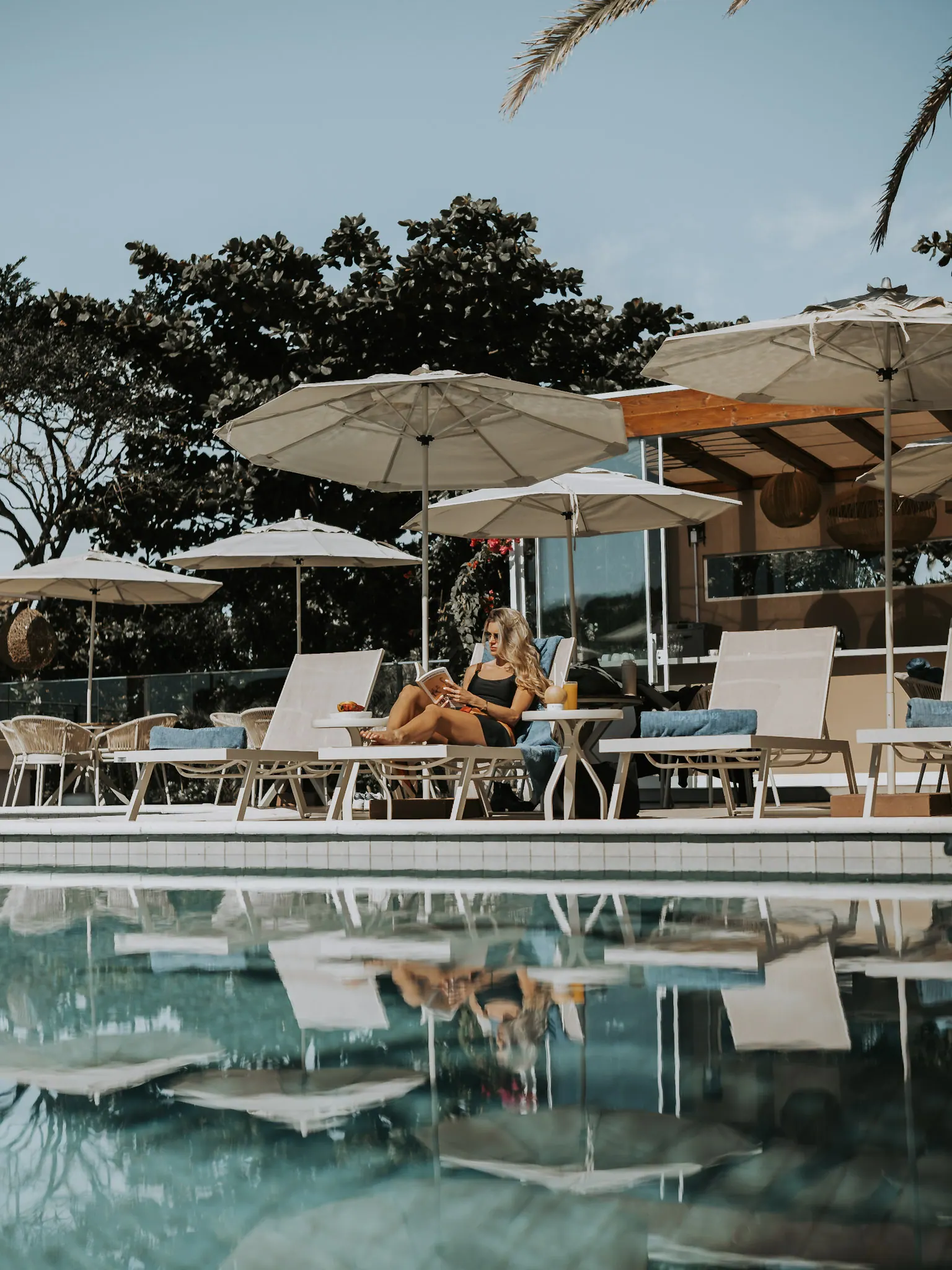 Guarda-sóis refletidos na piscina