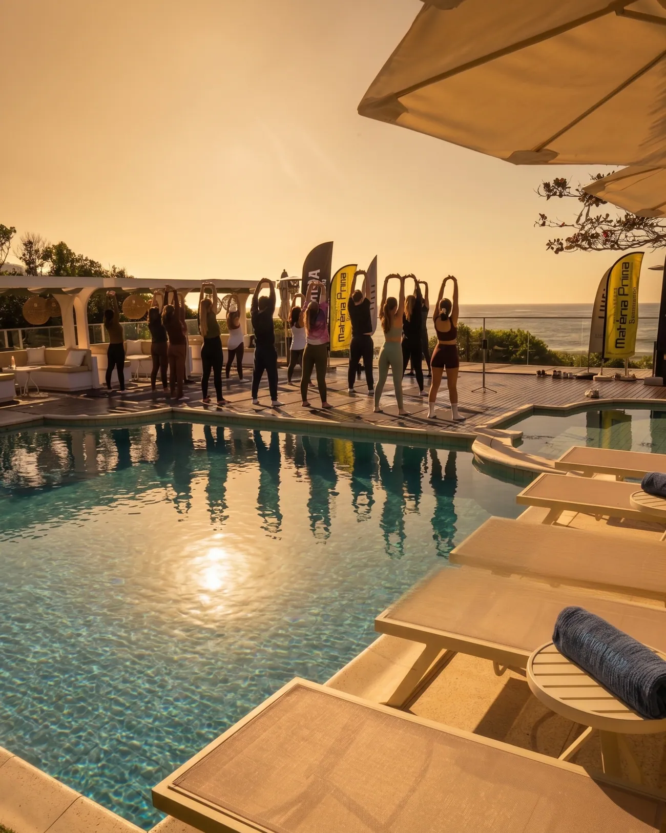 Yoga à beira da piscina no fim da tarde